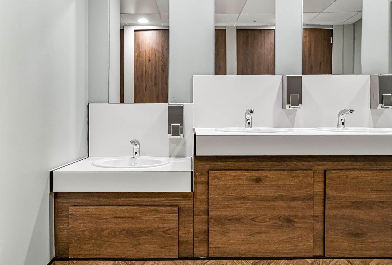 venesta-washrooms-case-study-perrywood-garden-centre-titan-cubicles (5)